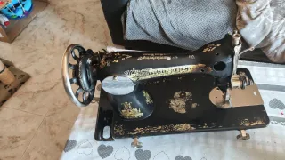 Máquina de coser Singer antigua negra y dorada