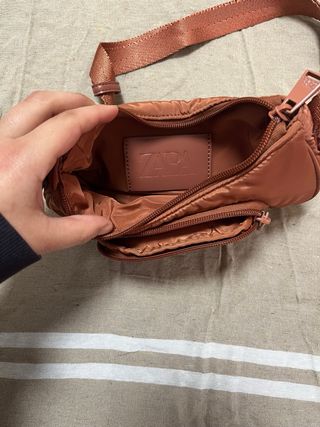 Bolso rosa con cadena