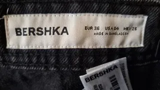 Vaqueros Bershka negros con tachuelas