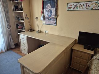 Conjunto de muebles de madera beige