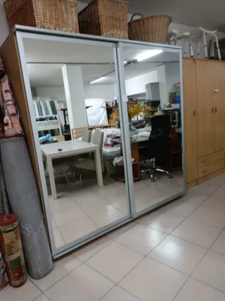 Armarios  blancos y marrones de puertas correderas