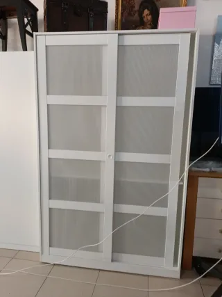 Armarios  blancos y marrones de puertas correderas