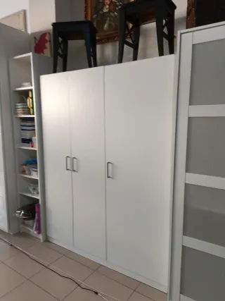 Armarios  blancos y marrones de puertas correderas