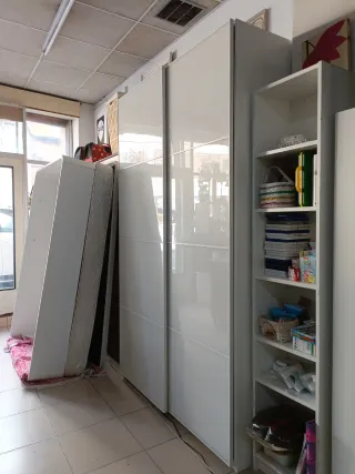 Armarios  blancos y marrones de puertas correderas