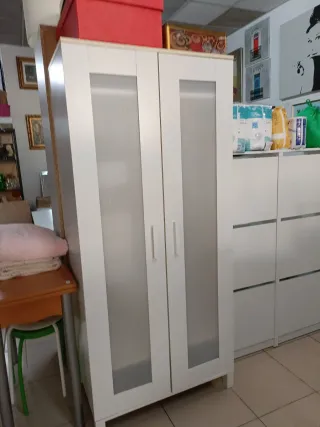 Armarios  blancos y marrones de puertas correderas