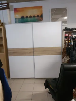 Armarios  blancos y marrones de puertas correderas