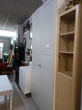 Armarios  blancos y marrones de puertas correderas