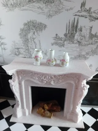 Casa delle bambole: 3 vasi decorati