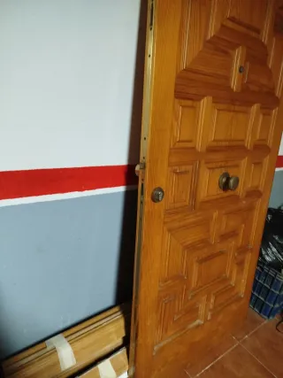 Puerta de calle de madera