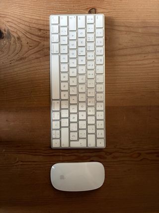 iMac 21,5” Retina 4K (2017) - caja y accesorios