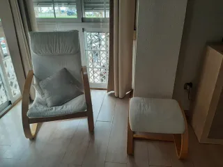 Sillón y posapiés beige y blanco