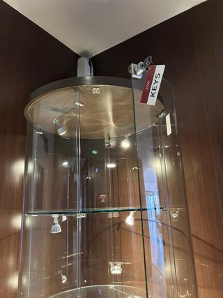 Vitrina de cristal iluminada con estanterías