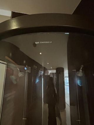 Vitrina de cristal iluminada con estanterías