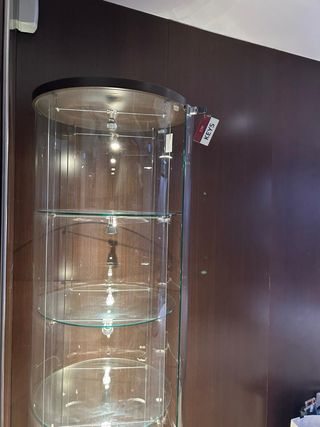 Vitrina de cristal iluminada con estanterías