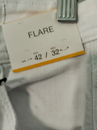 Pantalón blanco de campana