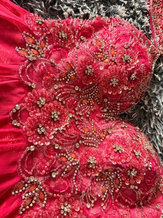 Vestido de fiesta rosa con pedrería