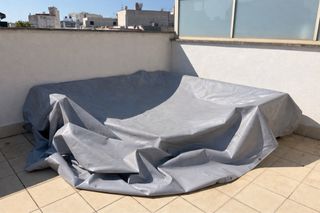 Sofá esquinero exterior y mesa centro