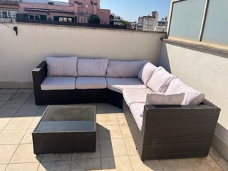 Sofá esquinero exterior y mesa centro
