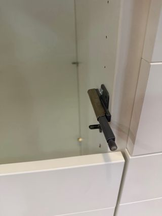 Vitrina de cristal y madera blanca