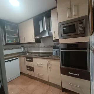 Muebles de cocina beige y marrón.