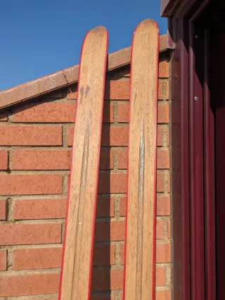 Esquís antiguos de madera