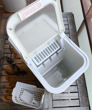 Macchina del ghiaccio bianca