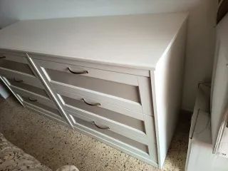 Cómoda blanca y beige de madera