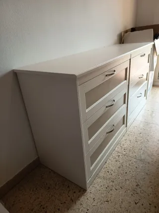 Cómoda blanca y beige de madera