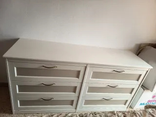 Cómoda blanca y beige de madera