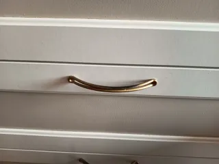 Cómoda blanca y beige de madera