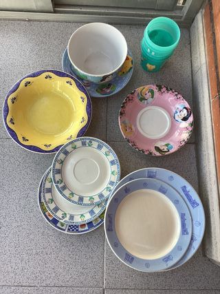 Juego de platos y tazas de cerámica