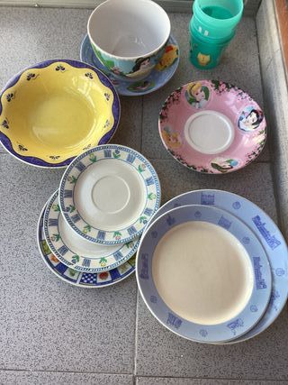 Juego de platos y tazas de cerámica