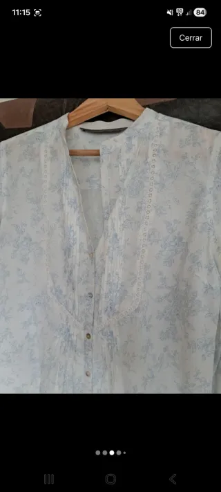 Blusa blanca con estampado floral azul