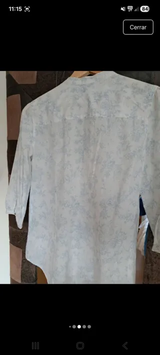 Blusa blanca con estampado floral azul