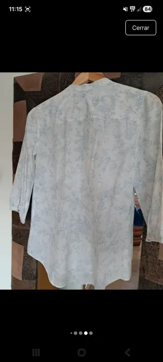 Blusa blanca con estampado floral azul