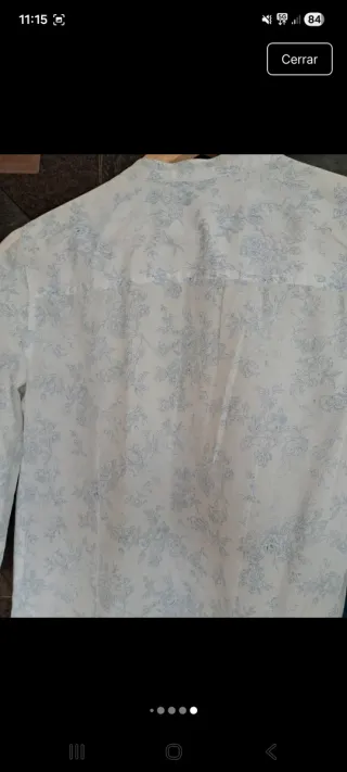 Blusa blanca con estampado floral azul