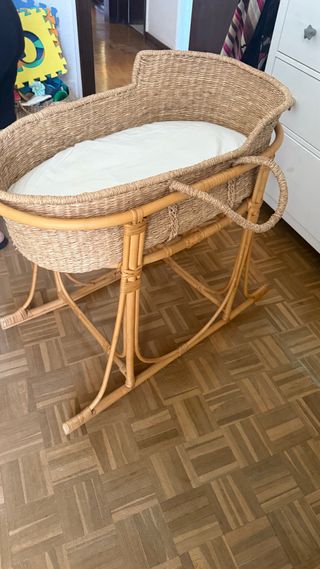Cuna de mimbre para bebé con soporte
