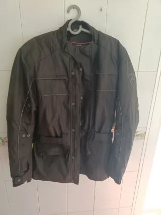 Chaqueta de moto con protecciones