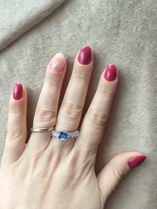 Anello con pietra blu e zirconi