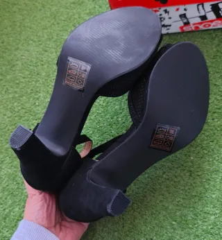 Sandalias negras de tacón