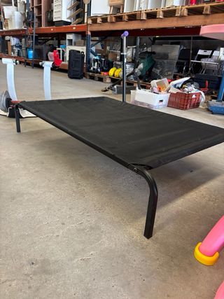 Cama elevada para perro negra
