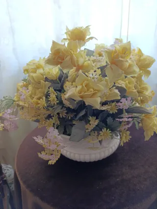 Centro floral decorativo amarillo