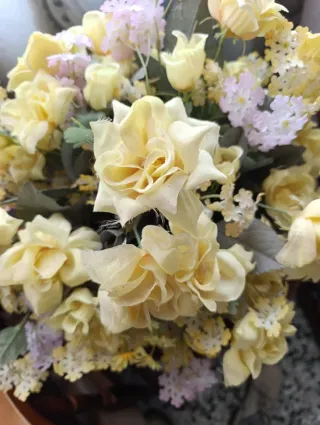 Centro floral decorativo amarillo