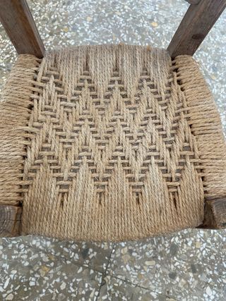 Sillita infantil mallorquina de madera y esparto.