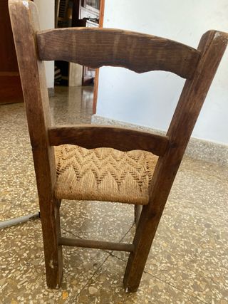 Sillita infantil mallorquina de madera y esparto.