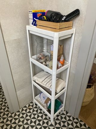 Estantería de baño blanca