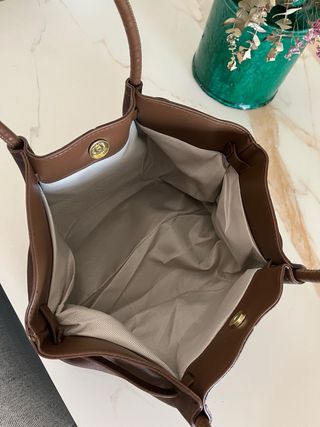 Bolso marrón de mano