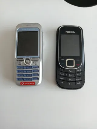 Lote 2 móviles antiguos Nokia, Sony Ericsson