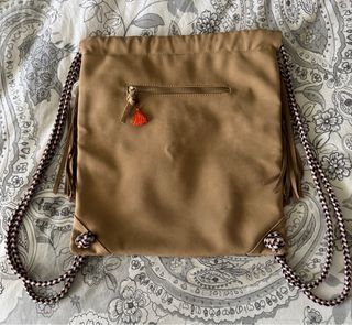 Mochila Parfois flecos y bordados