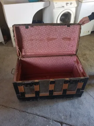 Baúl antiguo madera y metal